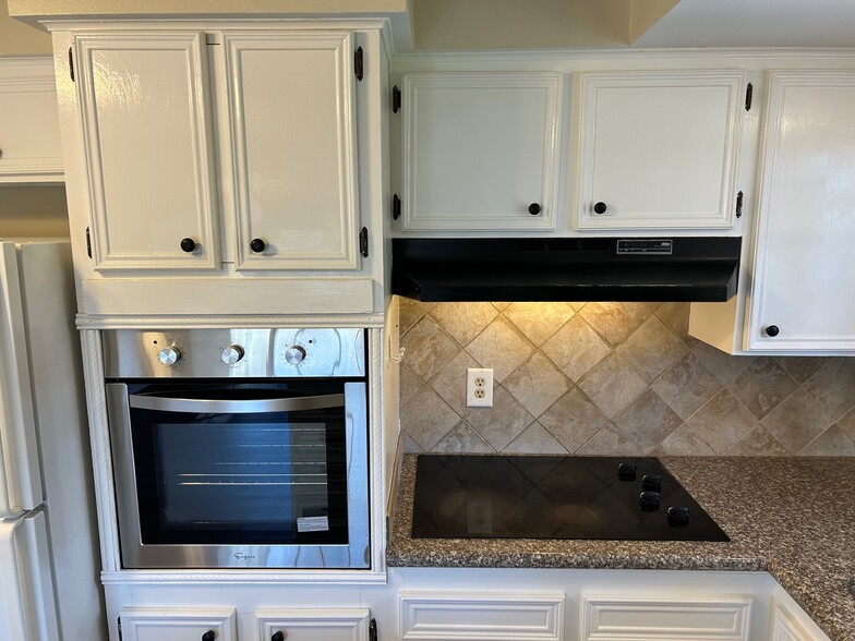 Oven / Stove top - 2856 Woodbrook Dr