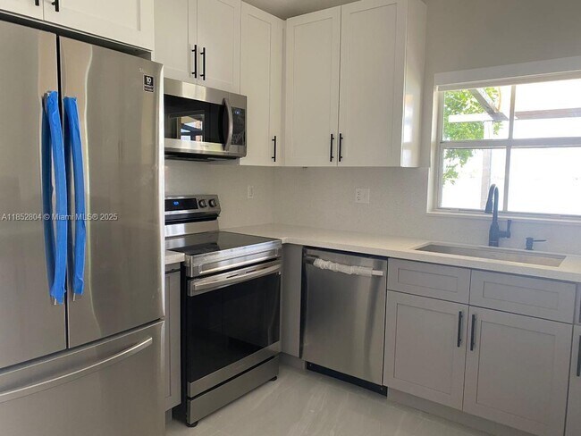 Building Photo - 880 NW 123rd Ct