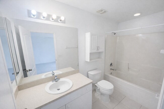 Building Photo - SPACIOUS 3Bd / 2 Ba SINGLE FAMILY HOUSE AVAILABLE