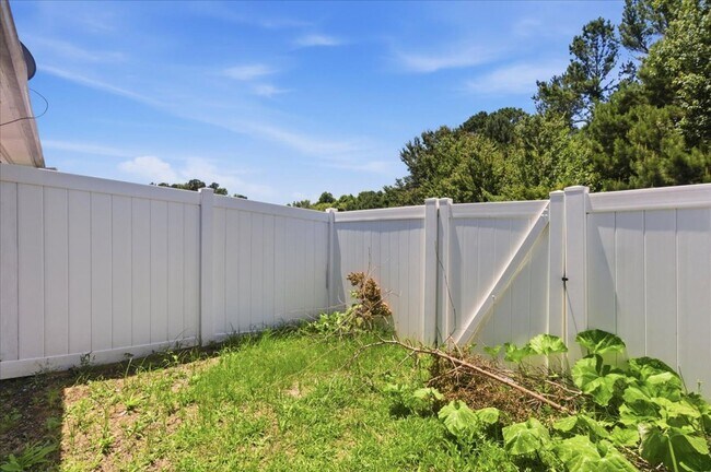 Building Photo - 2 Bed 2.5 Bath Townhome