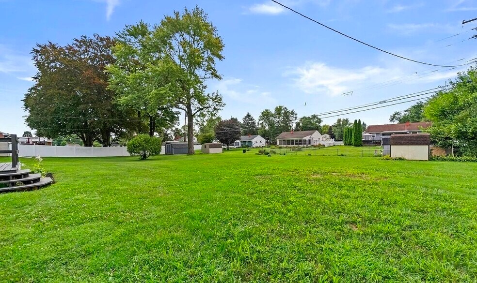 Large, Level Yard - 3818 Oakleigh Dr