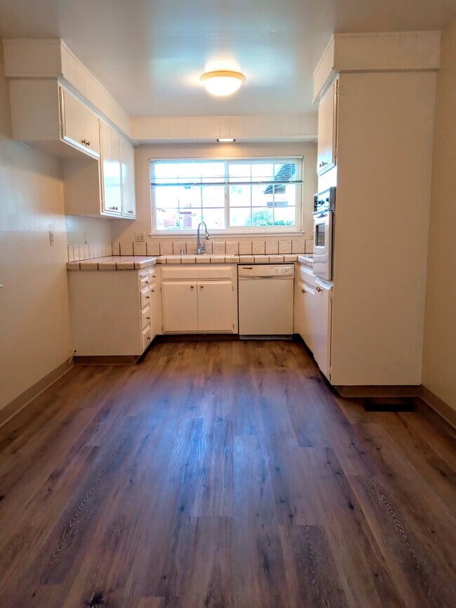 Building Photo - Charming 2bd Duplex With Private Yard & Garage