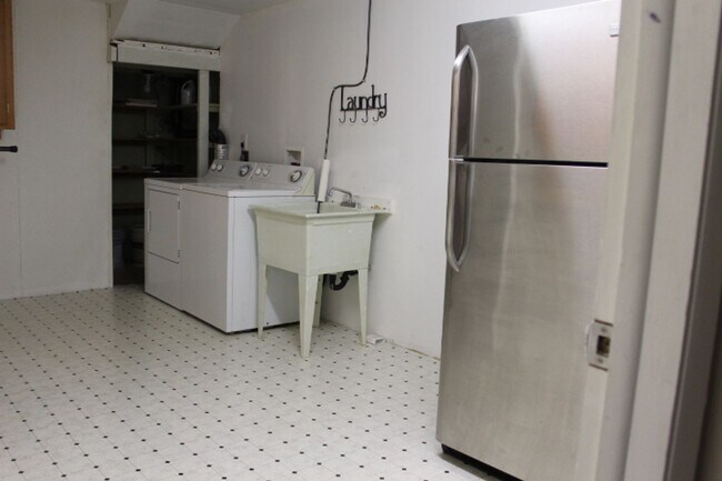 Building Photo - Splendid 3 bedroom/ 1 3/4 bath Ranch in Ha...