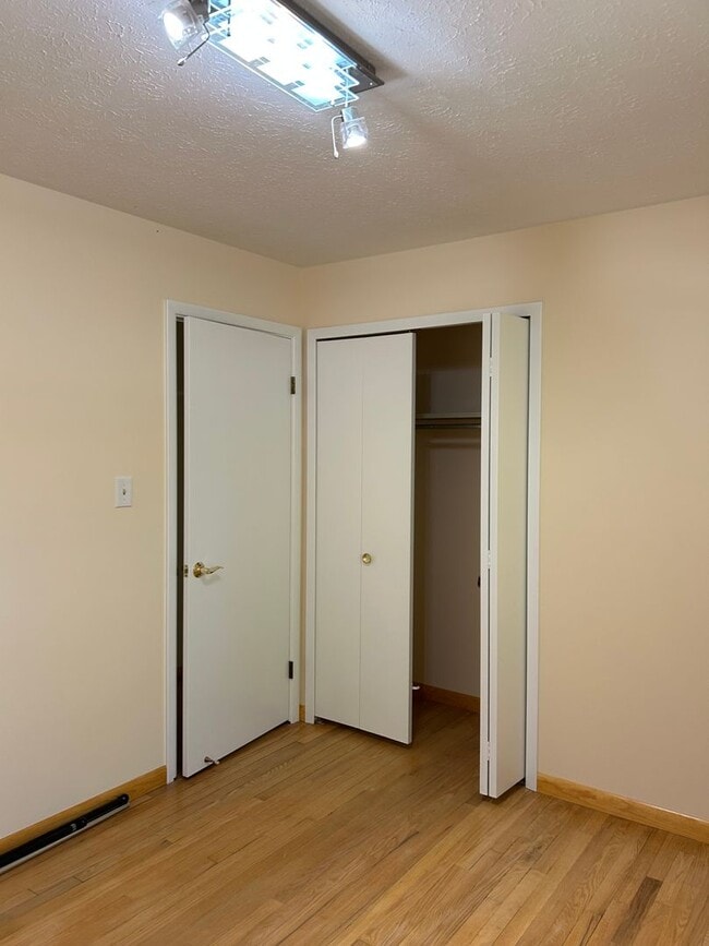 Building Photo - 3 Bedrooms One Floor Ranch House with 2 car attached garage in Lyndhurst