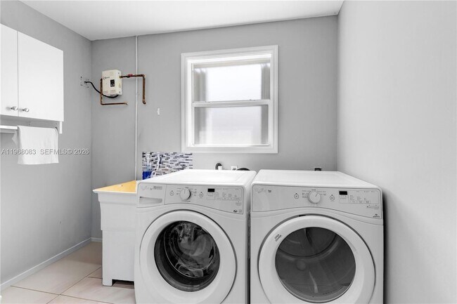 Building Photo - 5253 NW 94th Doral Pl