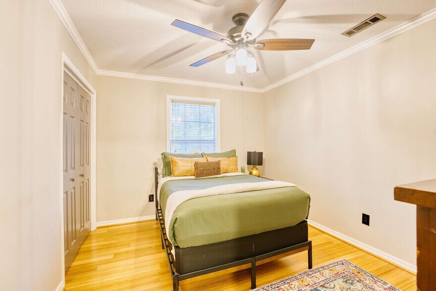 Building Photo - 1072 Valley View Dr