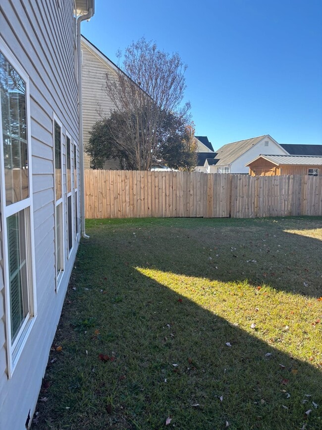 Building Photo - 121 Faybrook Dr