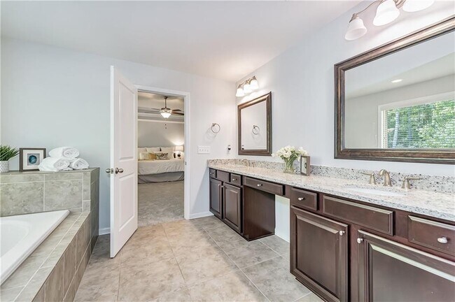 Building Photo - 850 Grove Valley Dr