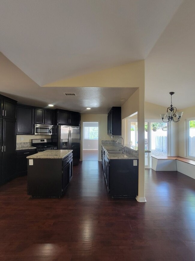 Building Photo - Beautiful 3 Bedroom, 2.5 Bathroom Home wit...