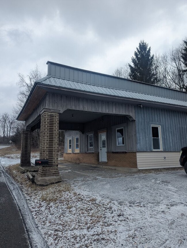 Building Photo - 2 bdrm 1 bath family home with a carport