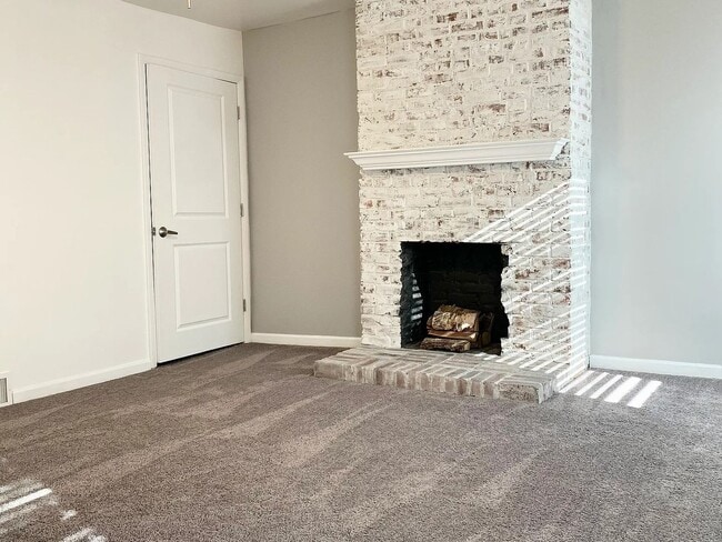 Building Photo - 1 Bedroom with nice size rooms
