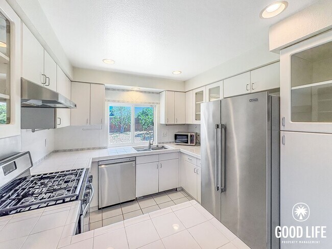 Building Photo - Spacious 3BD/2BA Home in Oceanside with Large Backyard, W/D & Attached 2-Car Garage