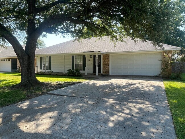 Building Photo - Must See! Welcoming Home In Greenacres Place!