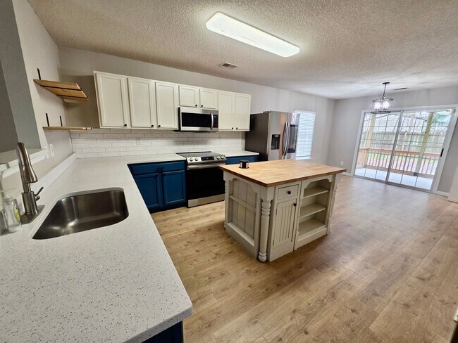 Building Photo - Charming 3 bedroom with fenced in yard - Tall Pines - Ladson