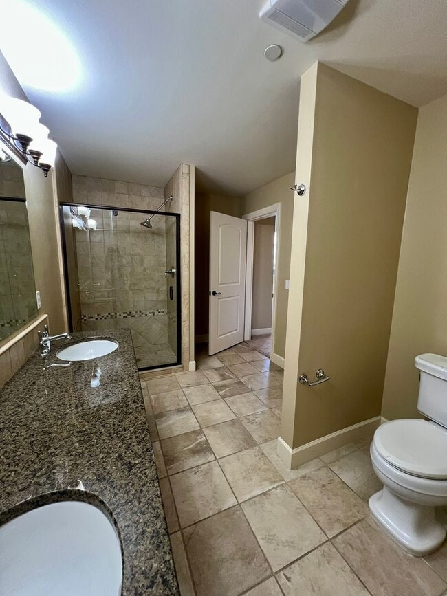 Building Photo - Spacious 2 Bedroom Condo in Fairhaven!