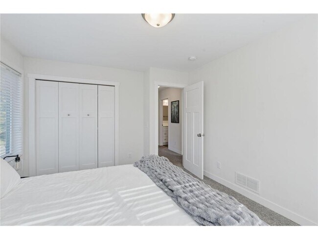 Building Photo - 2084 Reaney Ave E