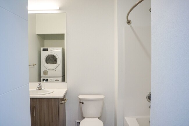 Building Photo - Sellwood: Modern Light & Bright Studio Rea...