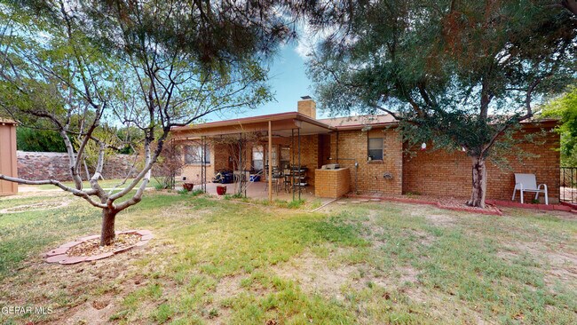 Building Photo - 453 El Camino Dr