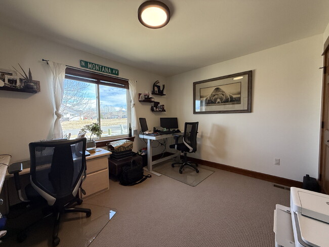 Building Photo - Stunning Single Level Home with Sprawling Fenced Yard