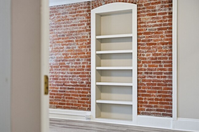 Building Photo - 7 Maple St