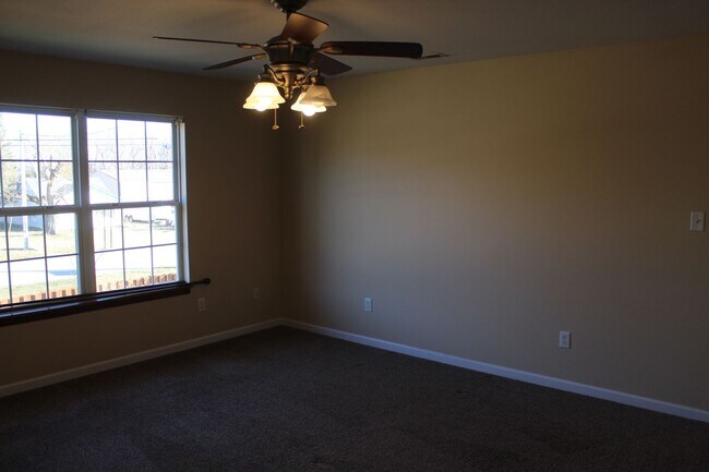 Building Photo - Beautiful 4 BR w/fenced yard in Brownsburg!