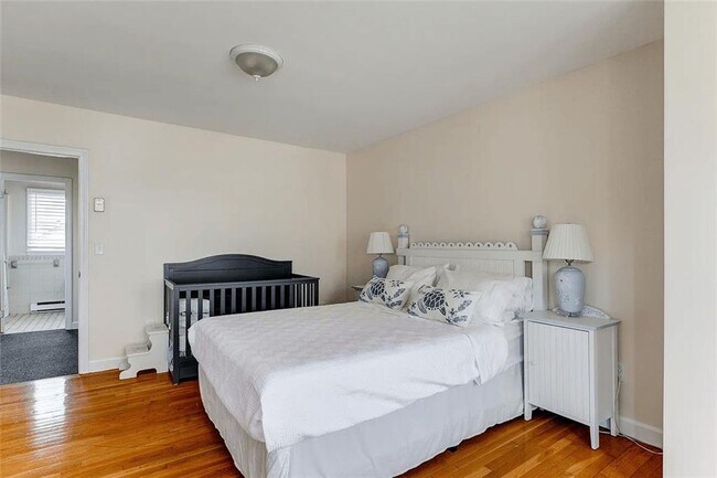 Building Photo - 27 Thames St