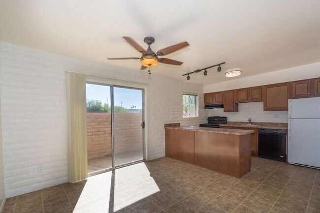 Building Photo - 4557 E Bellevue St