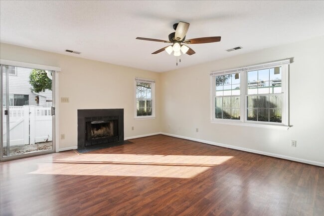 Building Photo - 27 F Tamarisk Quay