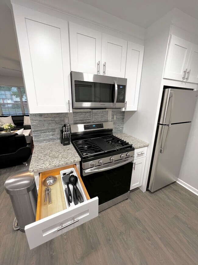 Building Photo - 5569 Pine Gate Dr