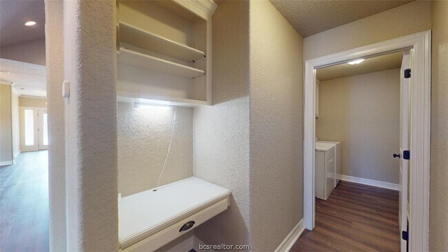 Building Photo - 3925 Devrne Dr