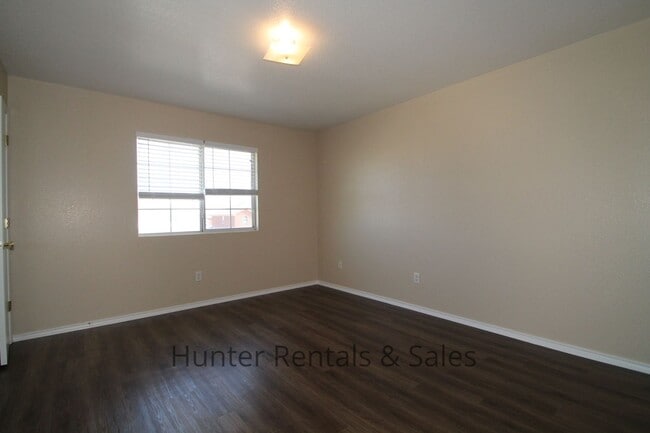 Building Photo - Delightful Townhouse!