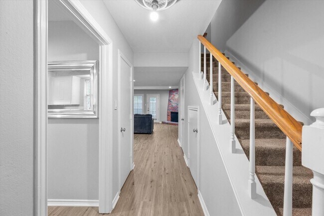 Building Photo - Luxury Townhome Living in the Prestigious Gated Community of Indian Creek – Available Now!