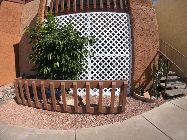 Building Photo - 2121 W Royal Palm Rd