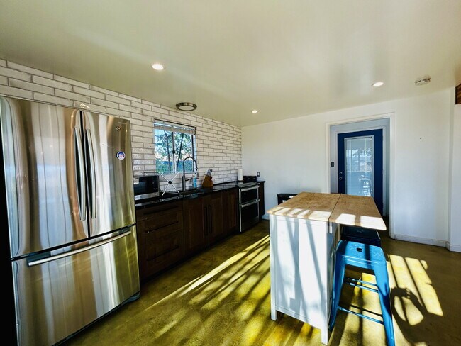 Building Photo - Gorgeous Home Surrounded by Panoramic Views