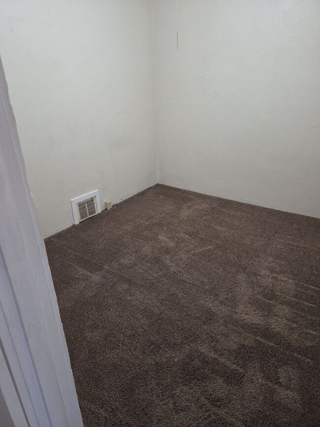 Building Photo - 206 Ketchum St E