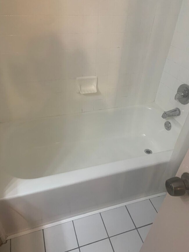 Building Photo - Somerset West Campus - 3BD/2BA - Reserved Parking - W/D - Shuttle Stop - $2200