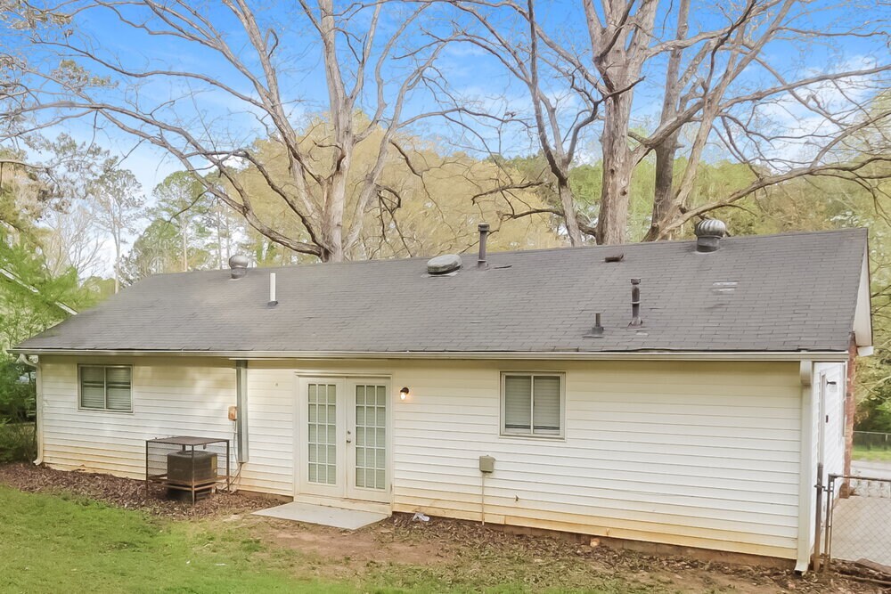 Building Photo - 243 Sedgefield Dr