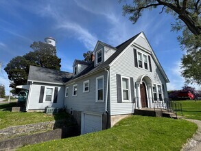 Building Photo - Spacious Home In Quiet Town