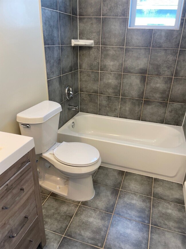 Building Photo - 430 Schmidt Rd