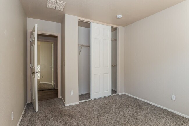 Building Photo - 4090 E Silverbell Rd