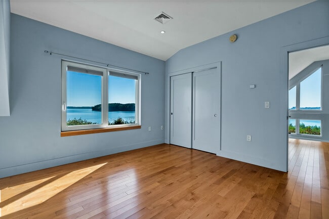 Building Photo - 1 Shoreline Dr