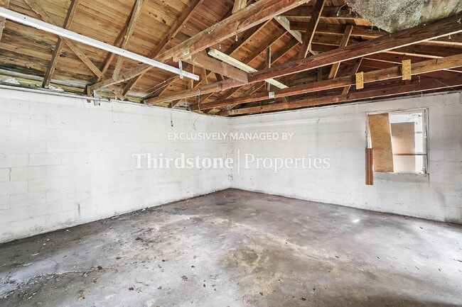 Building Photo - 3032 W 5th St