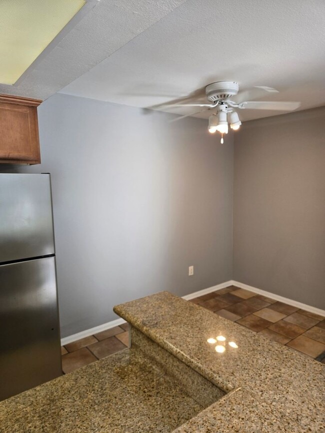 Building Photo - 2 Bedroom 1 Bathroom Condo