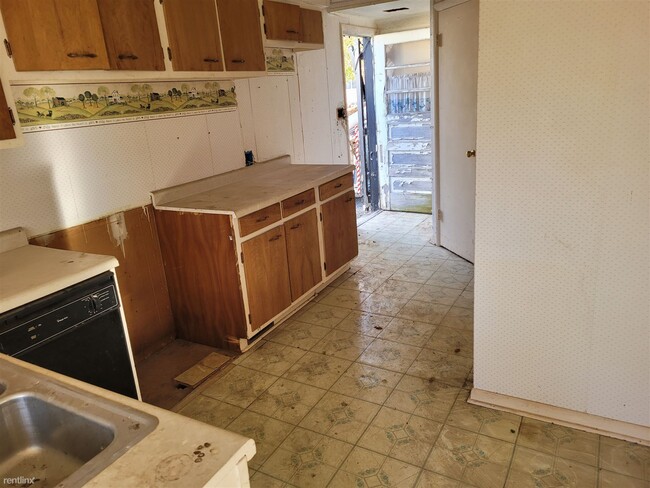 Building Photo - 3 br, 1.5 bath House - 332 North French St...