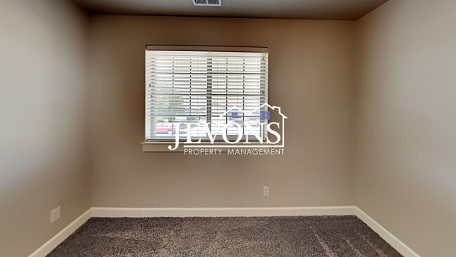 Building Photo - Spacious duplex with master bedroom, backy...