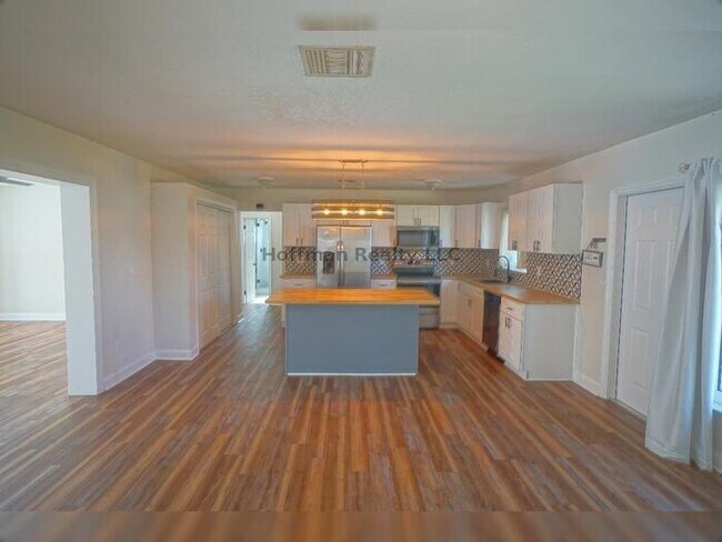 Building Photo - 3-Bedroom Pool Home in St. Pete