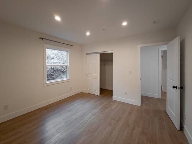 Building Photo - Newly Renovated 4BR Lamanda Park Units!