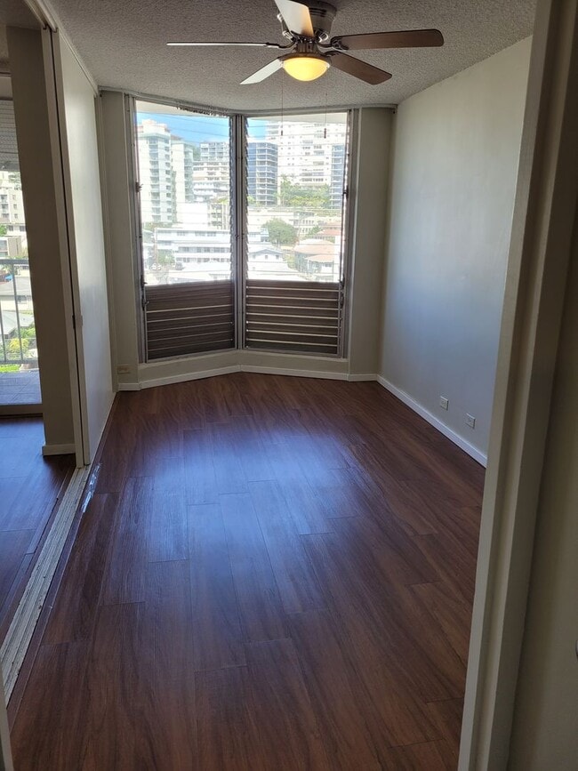 Building Photo - Quiet Makiki unit 1bd, 1bath, 1pkg covered...