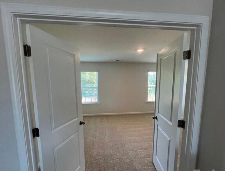 Building Photo - 1924 Vanderlyn St