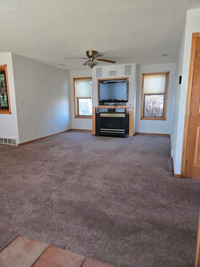 Building Photo - Home on the Lake